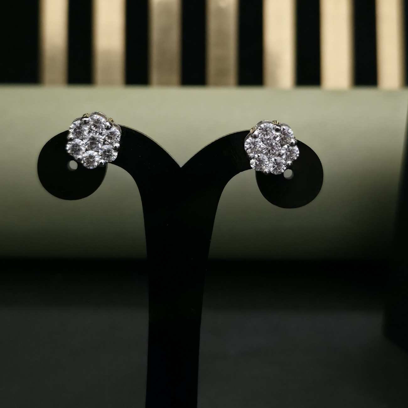 Elegant Round Cut Flower Shape Diamond Stud Earring