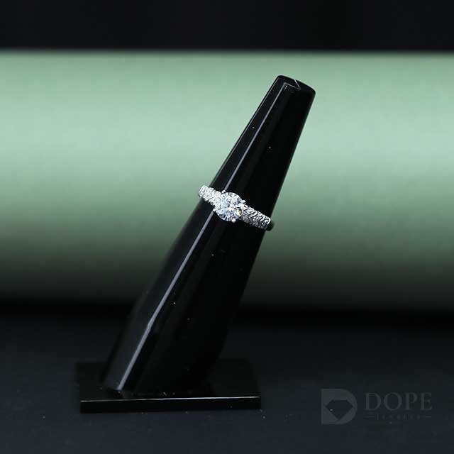Stunning Classic Round Cut Diamond Ring
