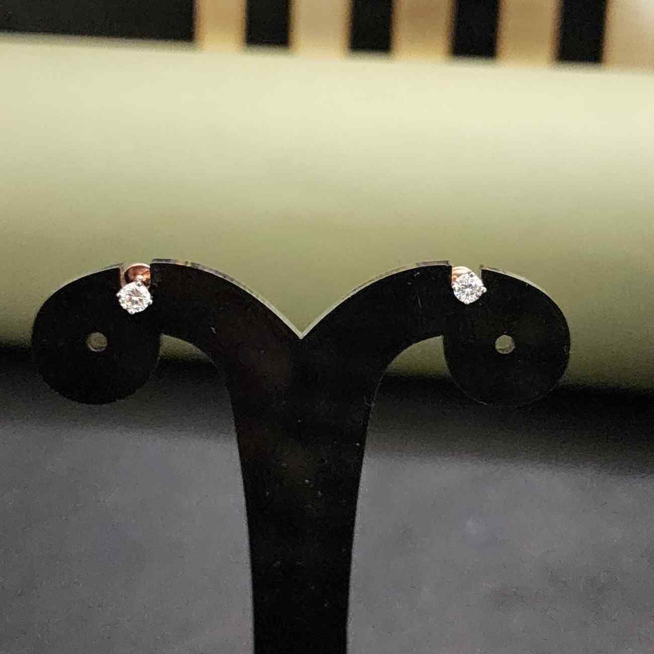 Solitaire Round Cut Elegant Stud Earring